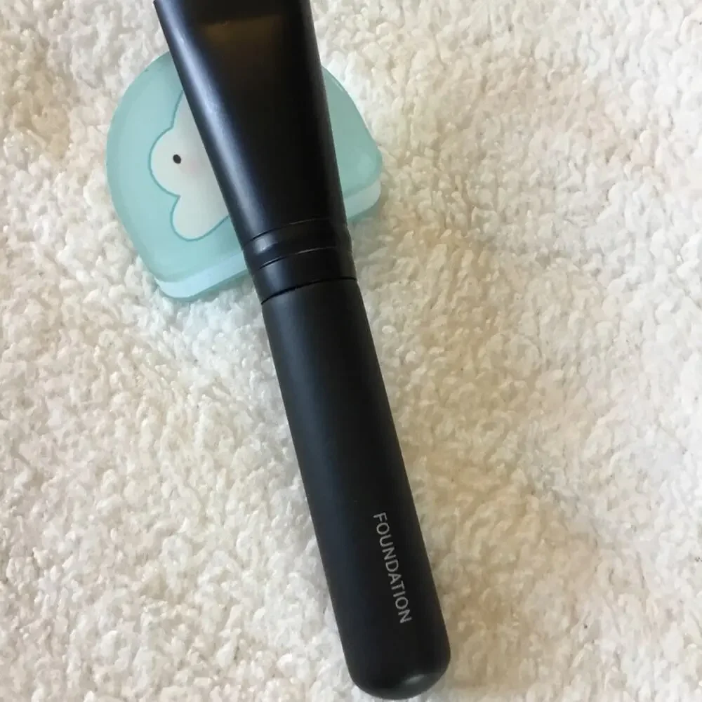 Le Métier de Beauté Flat Angled Foundation Brush